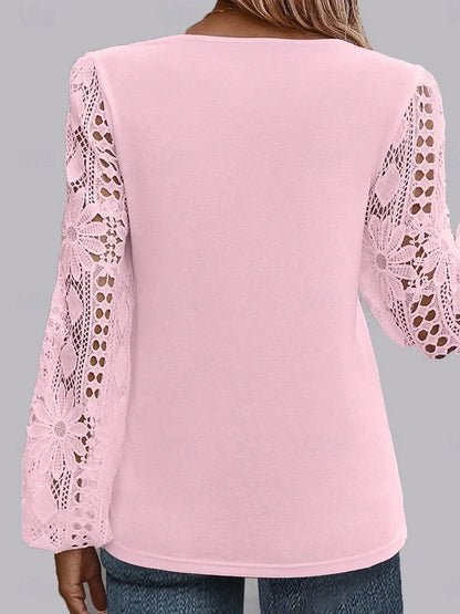 Blusa de encaje para mujer: elegante, manga larga, bordado calado y detalle asimétrico en patchwork. Ajuste regular, colores negro, blanco y rosa. Perfecta para verano, uso diario y vacaciones.